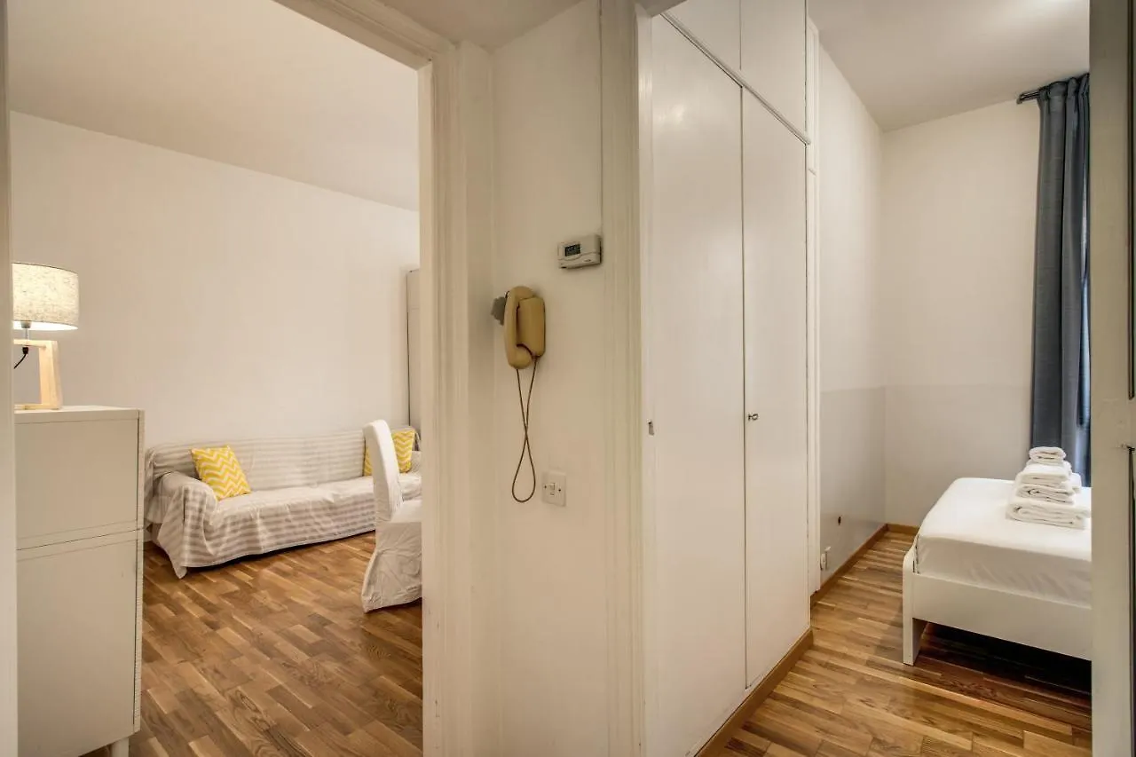 Affittacamere Family Room in Via del Corso Central Roma Italia